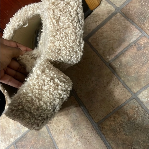 Balenciaga Beige Furry Slippers - Picture 5 of 8